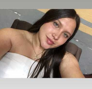 mermelada de piña Frumel en frasco de vidrio con etiquetas elegantes, producto artesanal y natural 